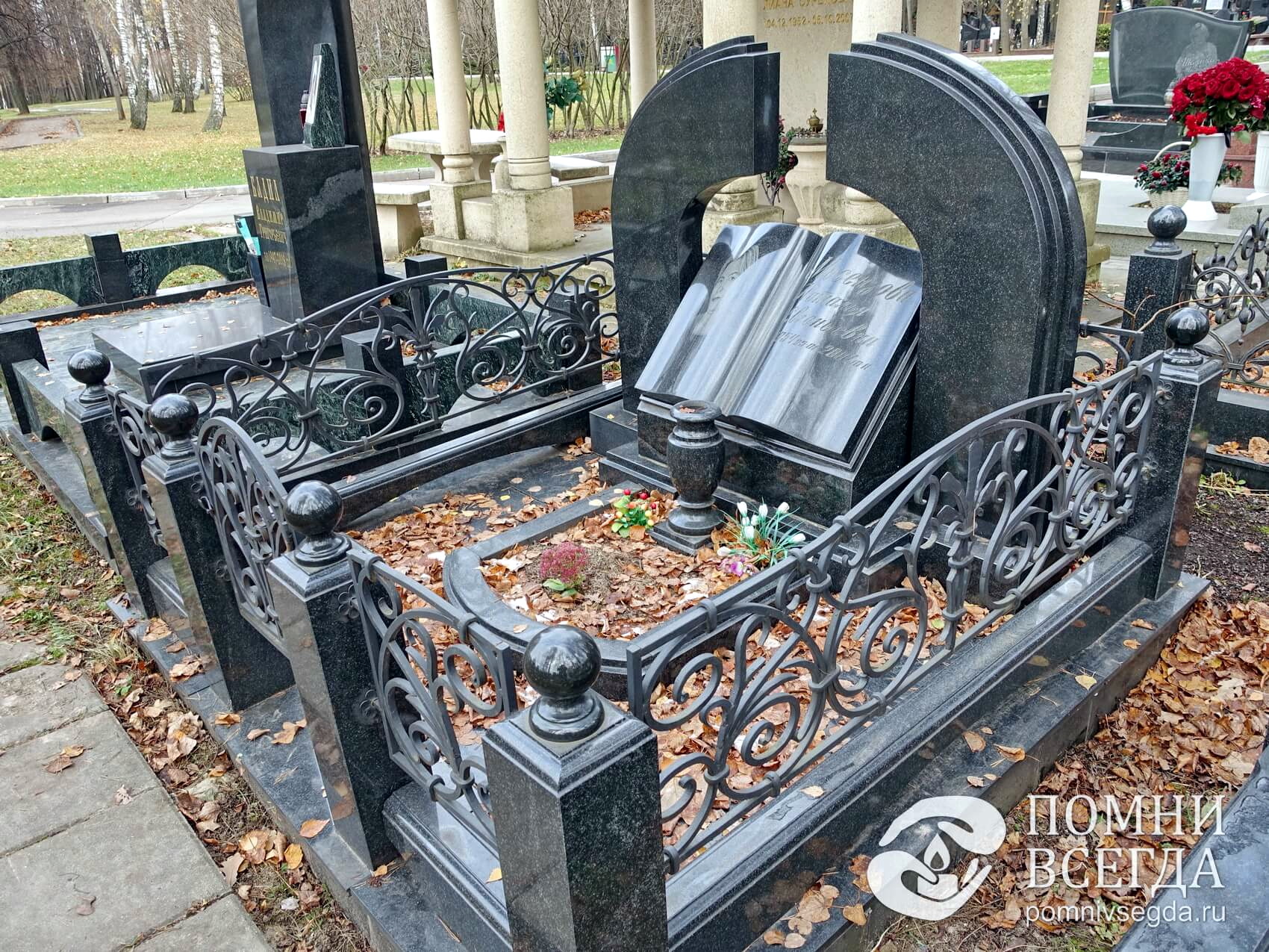 Памятники на могилу из гранита - цены от производителя в Москве и области
